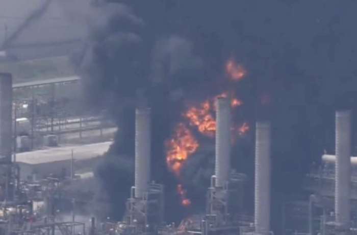 videos-|-reportan-incendio-en-refineria-deer-park-en-texas;-pemex-lo-niega