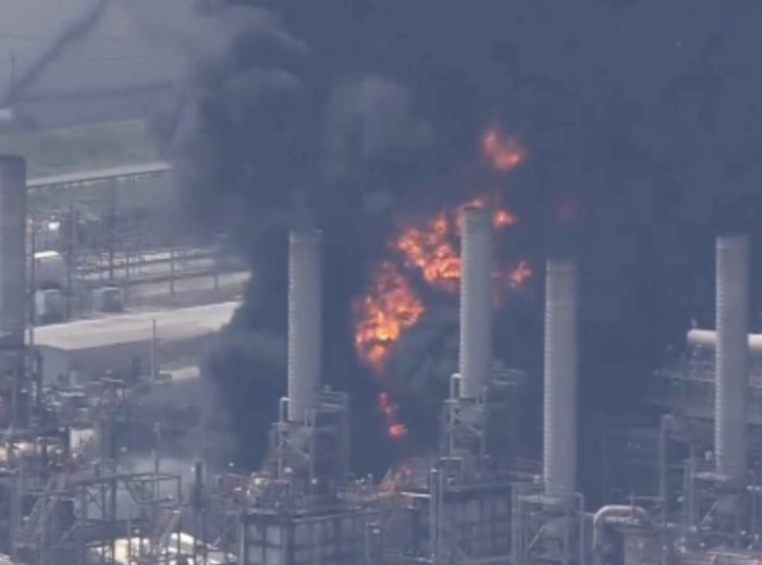 videos-|-reportan-incendio-en-refineria-deer-park-en-texas;-pemex-lo-niega
